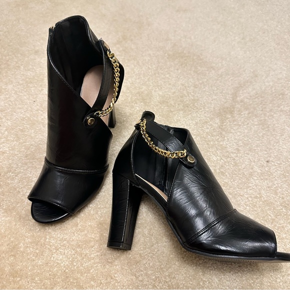 Shoes - ⭐️ Black 8.5 Heeled Boots with Gold Chain Accent